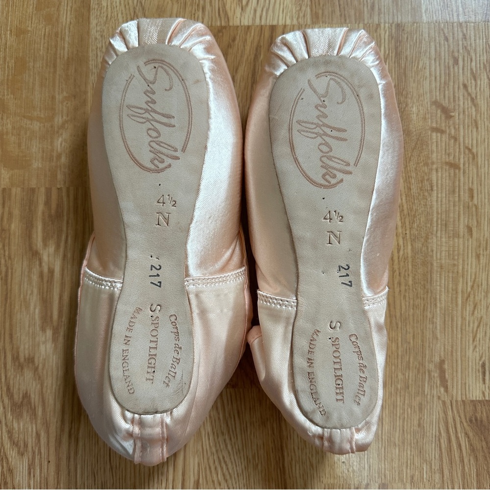 Suffolk spotlight pointe shoes NEW